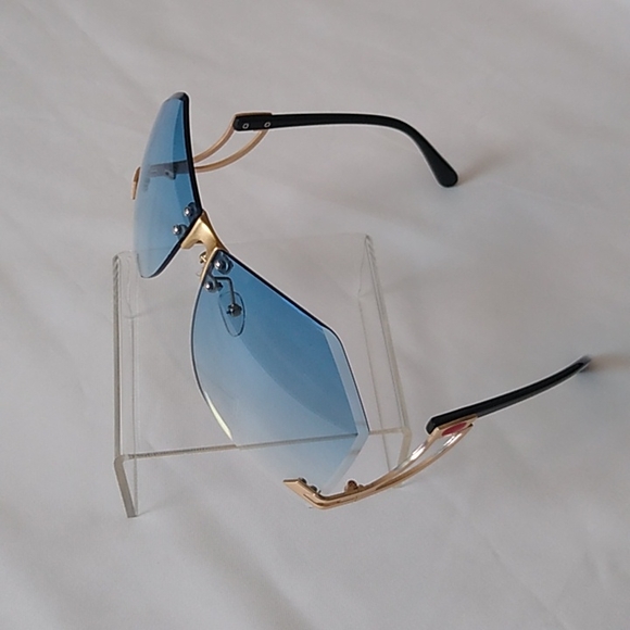 ✨"Captain Hooks" fashion glasses✨ - Picture 2 of 4